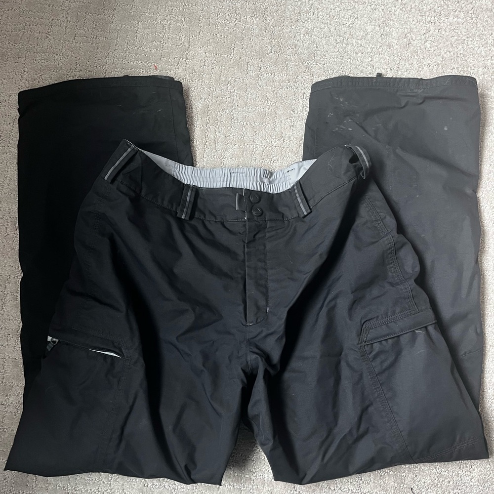 Nike ACG Snowboard Pants Men’s Medium Outer Layer 3 with elastic leg.